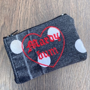 Portamonete Mardy Bum - realizzato in denim a pois riciclato con ricamo a forma di cuore - custodia con cerniera sostenibile ed ecologica