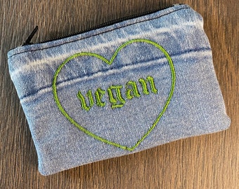 Vegane Geldbörse aus recyceltem, besticktem Denim – umweltfreundlich und nachhaltig unter Verwendung von Stoffresten und Vintage-Denim