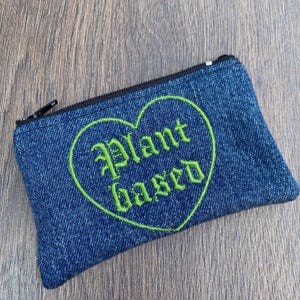 Portamonete a base vegetale - realizzato in denim riciclato con ricamo a forma di cuore