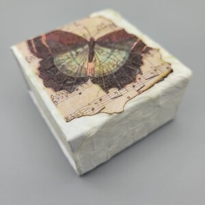 Caja de baratijas de mariposa