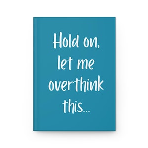 Peut inclure: Un carnet bleu turquoise avec le texte "Hold on, let me overthink this..." en blanc.