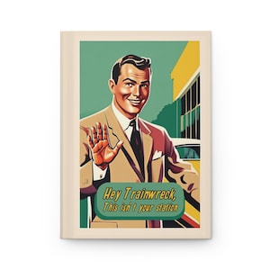 Può includere: Un'illustrazione in stile vintage di un uomo in abito che agita la mano e dice "Hey Trainwreck, This isn't your station". Lo sfondo è una città gialla e verde.