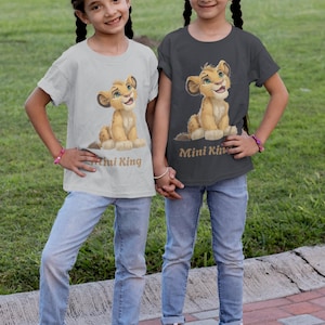 ミニキングユースTシャツ/子供用かわいいライオンの子シャツ/シンバスタイルの動物Tシャツ/ジャングルの王デザイン/男の子と女の子向けのユースクラシックTシャツ