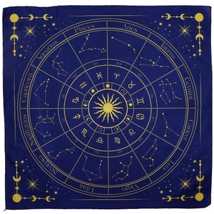 Puede incluir: Un textil cuadrado azul marino con un diseño de rueda zodiacal dorada. La rueda incluye símbolos astrológicos, constelaciones y los nombres de los signos del zodiaco. Elementos celestiales decorativos, como estrellas y lunas crecientes, adornan las esquinas.