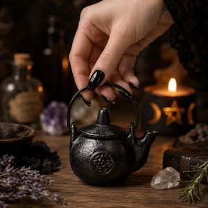 Mini Ritual Kettle Cauldron with Pentagram | 8x10cm Cast Iron Spell Pot for Incense, Herb Burning & Liquid Offerings | Wiccan Altar Tool