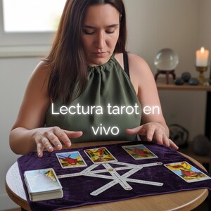 Puede incluir: Una lectura de cartas del tarot en progreso. La imagen muestra a una persona con cartas dispuestas sobre una tela de terciopelo morado. El texto "Lectura tarot en vivo" se muestra en la imagen. Un mazo de cartas es visible a la izquierda.