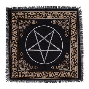 Peut inclure: Tapisserie noire et dorée avec un pentagramme et une bordure de nœuds celtiques. Le pentagramme est blanc et le fond est noir.
