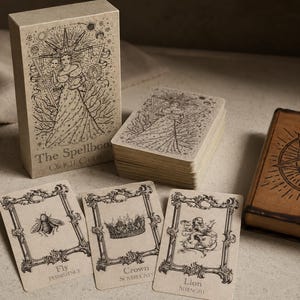 Mazzo di carte dell'Oracolo del Libro degli Incantesimi | 40 carte di simboli di stregoneria, sigilli e magia antica | Arte monocromatica per divinazione e rituali