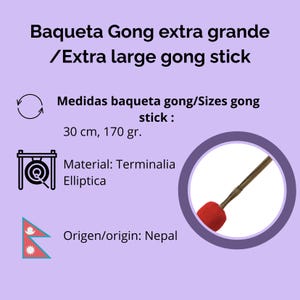 Puede incluir: Una baqueta de gong extra grande con una cabeza de golpeo roja y un mango marr&oacute;n. El texto en la imagen dice "Extra large gong stick" y "Sizes gong stick: 30 cm, 170 gr." El material es Terminalia Elliptica, y el origen es Nepal.