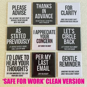 Pu&ograve; includere: Nove bottoni quadrati con testo in bianco e nero. Le frasi includono "Per favore, avvisa", "Grazie in anticipo" e "Per chiarezza". La parte inferiore dell'immagine recita "'SAFE FOR WORK' CLEAN VERSION".