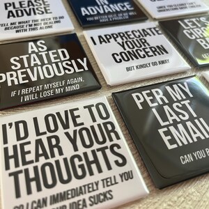 Pu&ograve; includere: Una collezione di calamite quadrate con frasi umoristiche in bianco e nero. Le calamite presentano testi come "Please Advise", "Thanks in Advance" e "I'd Love to Hear Your Thoughts". Il tema generale &egrave; l'umorismo da ufficio.