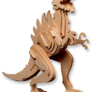 Op de afbeelding: Een ongemonteerde houten dinosaurusmodelkit, met een bruine afwerking. De dinosaurus staat met zijn bek open en zijn hoofd lichtjes naar de zijkant gekanteld. Het model is gemaakt van meerdere stukken die in elkaar passen om een 3D-dinosaurus te creëren.