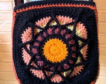 Bolso bandolera de abuela con forma de vitral tejido a mano y cuadrado - Colores cálidos