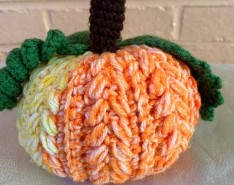 Calabaza de punto de trigo abigarrado hecha a mano – Decoración de otoño tejida a crochet pequeña