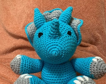 Peluche de triceratops de ganchillo: Dinosaurio turquesa y gris