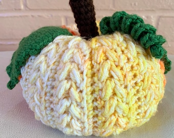 Calabaza de punto de trigo abigarrado hecha a mano – Decoración otoñal de ganchillo mediana
