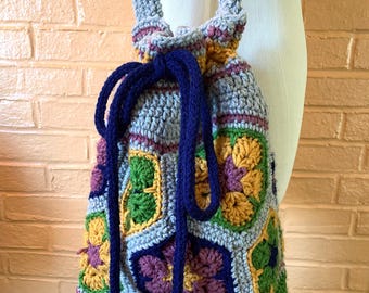 Bolsa de mano con cordón y flores africanas tejidas a crochet a mano
