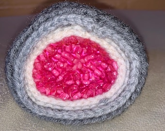 Geoda pequeña tejida a mano en crochet en color rosa y gris
