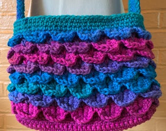 Bolso bandolera de escamas de dragón tejido a crochet hecho a mano: rosa, morado y azul de colores brillantes