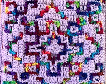 Bolso de mano de crochet hecho a mano - Morado suave con superposición de mosaico multicolor