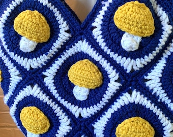 Bolsa de mano tejida a crochet con forma de hongo, hecha a mano, en azul universitario y amarillo girasol.