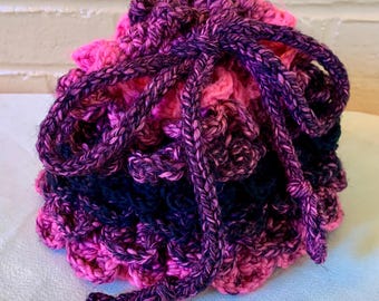Bolsa de dados de escamas de dragón tejida a mano con ganchillo, de color rosa intenso a negro ombré