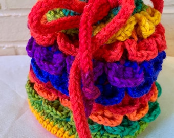 Bolsa de dados de escamas de dragón arcoíris tejida a ganchillo: forrada para guardar dados de DnD