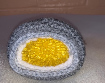 Geoda pequeña tejida a mano en crochet en amarillo y gris