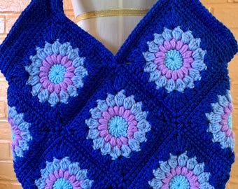 Bolso de mano cuadrado de abuela, tejido a crochet, con flores azules y moradas, totalmente forrado.