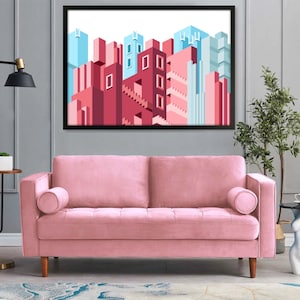 Può includere: Un divano in velluto rosa con schienale capitonné e due cuscini. Il divano è davanti a un muro con una stampa incorniciata di uno skyline urbano in tonalità di blu, rosa e rosso.