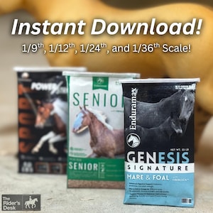 Op de afbeelding: Drie zakken paardenvoer worden getoond, met bovenaan de tekst "Instant Download!". De zakken zijn gelabeld met "Power", "Senior" en "Genesis Signature Mare & Foal". De Genesis-zak heeft een zwart-wit afbeelding van een paard en veulen. Het logo van The Rider's Desk staat linksonder.