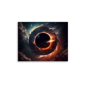 Op de afbeelding: Een zwart gat omringd door een vurige ring van oranje en rood, tegen een achtergrond van donkere wolken en een verre blauwe planeet.