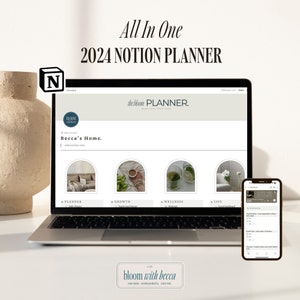 Könnte beinhalten: Ein Laptop-Bildschirm zeigt eine Notion-Planer-Vorlage mit dem Text "All In One 2024 Notion Planner" und "Becca's Home." Der Bildschirm ist in vier Abschnitte unterteilt, die mit "Planner", "Growth", "Wellness" und "Life" beschriftet sind. Auf dem Bild ist auch ein Smartphone zu sehen, das eine Notion-Seite mit dem Text "Becca's Home." anzeigt. Der Laptop und das Smartphone befinden sich auf einer weißen Oberfläche.