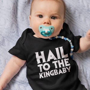 Nerd Babybody Movie Quote Evil Dead- Dance of the Devils - Hail To The King Baby - Nerdy Baby Body Short Sleeve- Bodysuit - Gift - Black