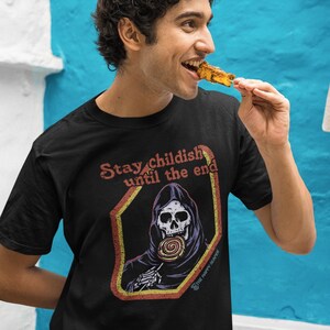 Retro Comic T-Shirt - Stay Childish Until The End- The Happy Grim Reaper - Heren Shirt / Unisex - T-Shirt - Zwart