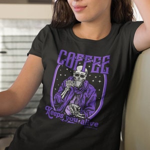 Retro Comic T-Shirt - Coffee Keeps You Alive - The Happy Grim Reaper - Damenshirt - T Shirt - Zwart