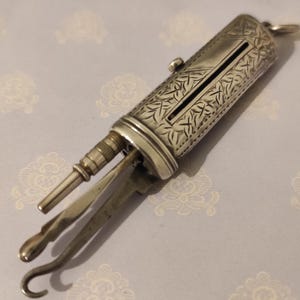Chatelaine, pieghevole/retrattile, antichi utensili vittoriani, custodia decorativa in argento, cartiglio vuoto da personalizzare, rara.