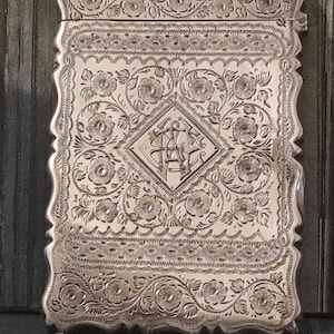 Porte-cartes de visite victorien. Argent, gravé décorativement par les fabricants George Unite, Birmingham, Angleterre 1887. Cartouche et monogramme vierges.