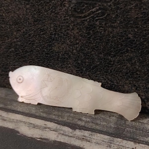 Ancien enrouleur de fil, poisson en nacre. Gravure d'oiseaux d'amour.