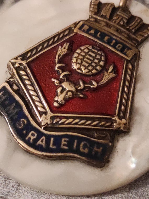Ciondolo Vintage HMS Raleigh Montato Su Un Disco Forato In Madreperla. - Italia - Foto 3