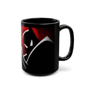以下が含まれることがあります： 黒いセラミックマグカップ。赤い背景にコウモリのシルエットのスタイリッシュなグラフィックが描かれています。マグカップには大きなハンドルがあり、光沢のある仕上げで、温かい飲み物にも冷たい飲み物にも適しています。
