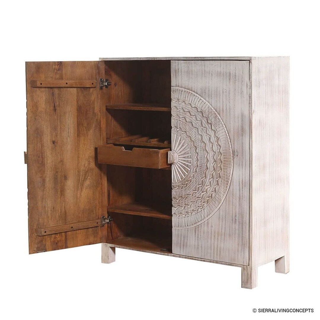 Hand Covred Wooden Bar for All Types of Drinks Storage