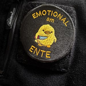 Witziger Aufnäher ‚Emotional am Ente‘ – Lustiger Patch Stickerei für Kleidung, Rucksack & Uniform/ Rettungsdienst, Krankenhaus / Polizei