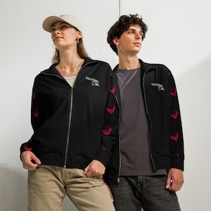 Puede incluir: Dos chaquetas negras con cremallera con diseños de corazones rojos en las mangas. Las chaquetas tienen el texto "Netflix & Chill, Inc." en la parte delantera.