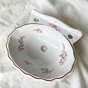 Herbeau Shell Wall-Mounted Sink / Vintage Ceramic Hand Basin