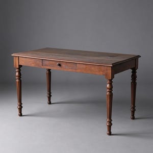 Op de afbeelding: Een rechthoekig houten bureau met een donkerbruine afwerking, voorzien van een vlak tafelblad en een enkele centrale lade met een kleine ronde knop. Het bureau rust op vier slanke, gedraaide poten met verticale gegroefde details.