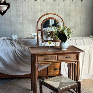 Franskt vintage sminkbord i rotting med spegel