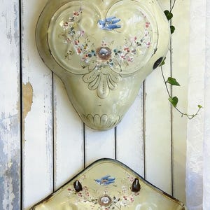 Vintage geëmailleerde wandfontein met handgemaakte decoratie