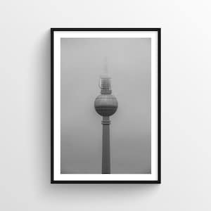 雲の中のベルリンテレビ塔（Berliner Fernsehturm）、白黒プリント