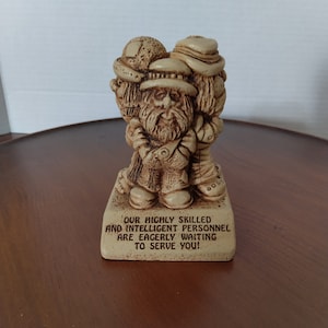 Estatueta Vintage Paula “Nosso pessoal altamente qualificado e inteligente está esperando ansiosamente para atendê-lo!” 1972 ou 1973